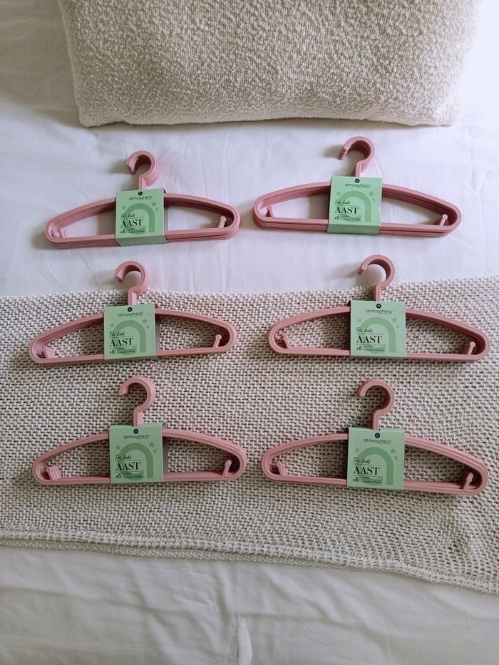 Lot de 36 cintres pour bébé ou enfant neufs