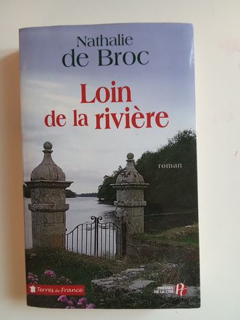 Livre, Roman adulte, titre :  loin de la rivière , de l'auteur Nathalie de broc