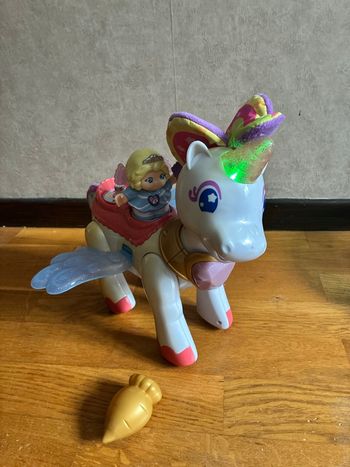 Azalée la licorne arc en ciel enchantée tut tut 