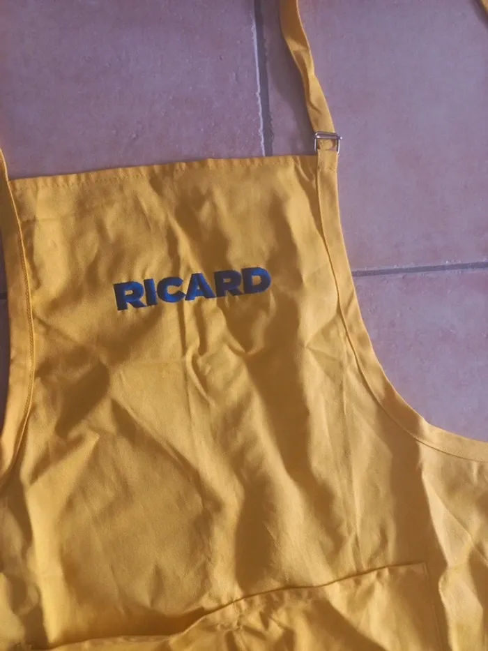 Un Tablier ricard bien lire la description - photo numéro 2