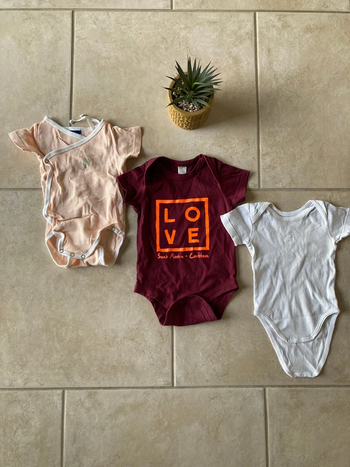 Lot de 3 bodies taille 6 mois