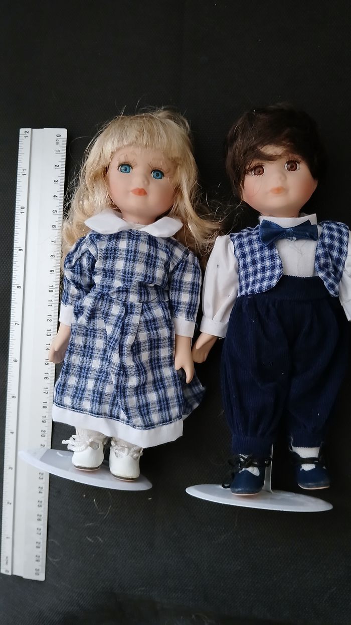 petit couple de poupées