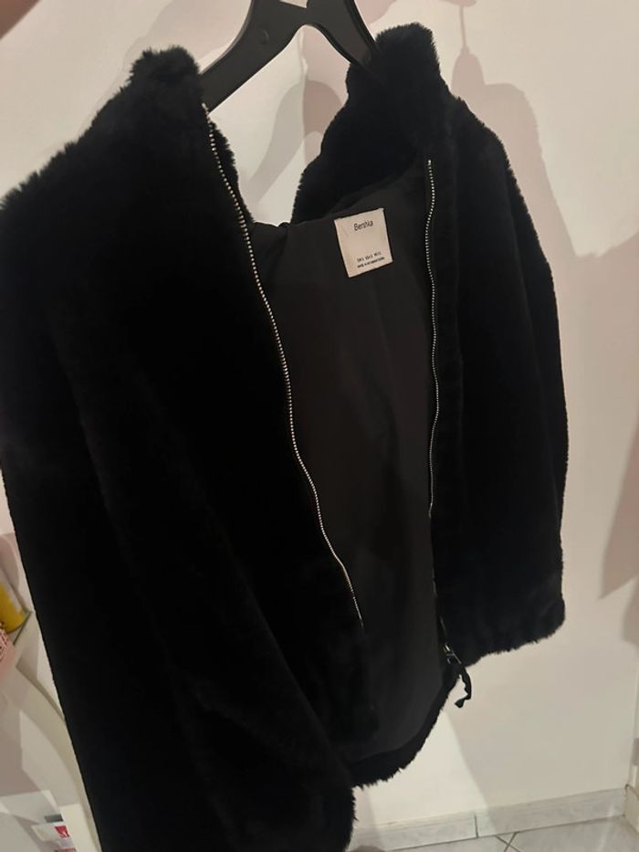 Veste noire en fausse fourrure bershka - photo numéro 4
