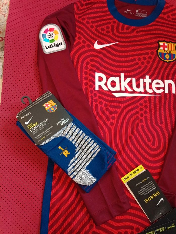 Maillot de foot FC Barcelone + chaussettes, Nike Authentique Officiel taille enfant 12/13 ans, Neuf - photo numéro 2