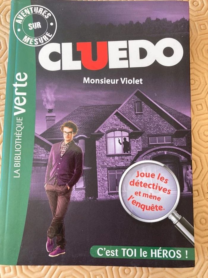 Livre cluedo M. violet