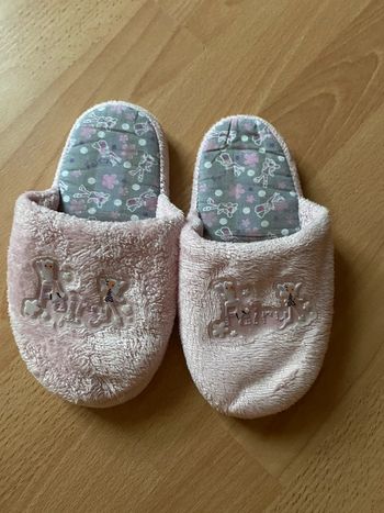 Jolie paire de chaussons, claquettes, pantoufles roses T. 31 fille