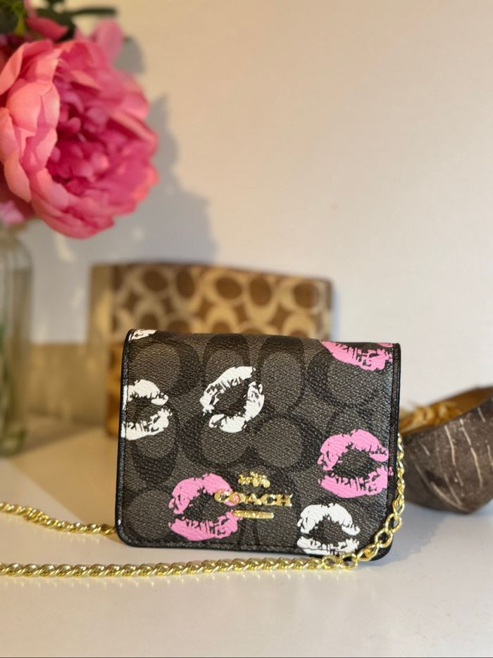 Porte-monnaie / mini sac Coach motif lèvres cerise – édition spéciale