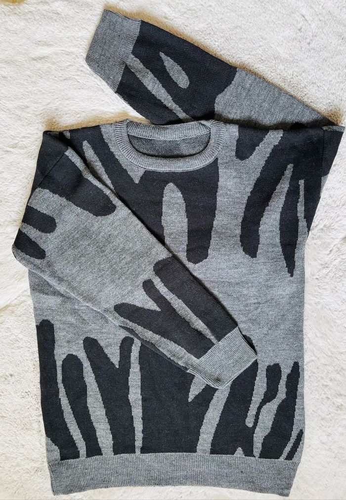 Pull Y2k motif noir graphique- chic et confortable
