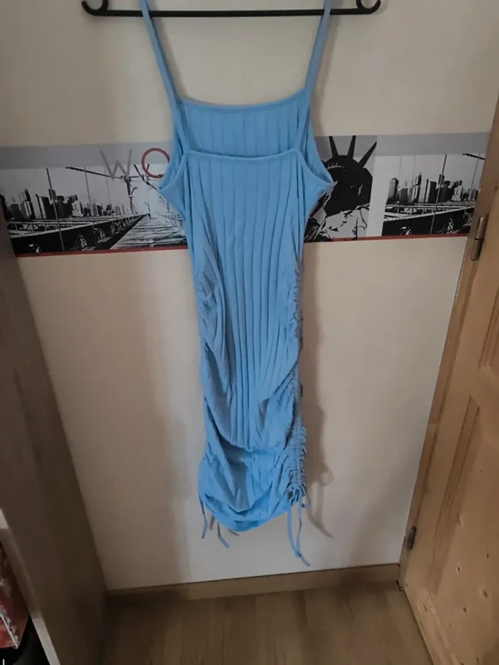 Robe bleu, resserrée sur les côtés. Peut se porter court comme long - photo numéro 2