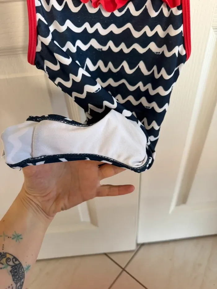 Maillot de bain fille une pièce 6 ans bleu marine et rouge en bon état - photo numéro 3