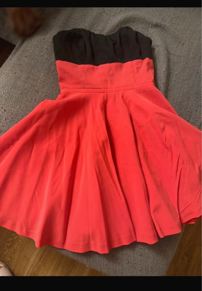 Robe de soirée en satin rose et noire évasée