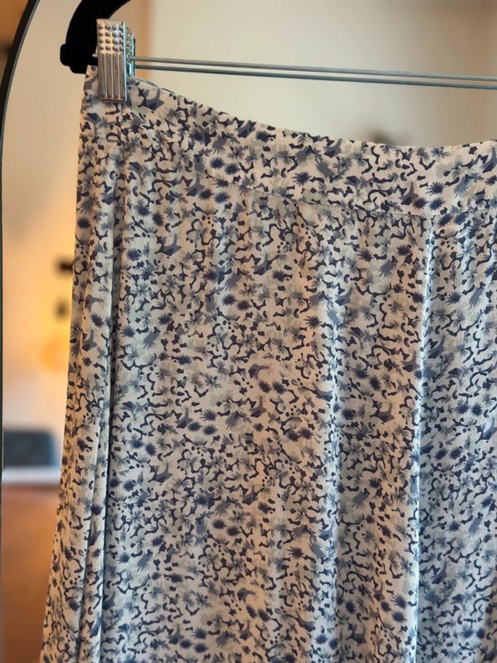 🩵 Jupe mi-longue Mango fluide imprimé bleu & blanc – Taille M - photo numéro 2