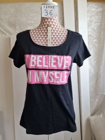 Tee-shirt, noir, à inscription blanche sur fond rose, en coton, longueur 60cm, en très très bon état