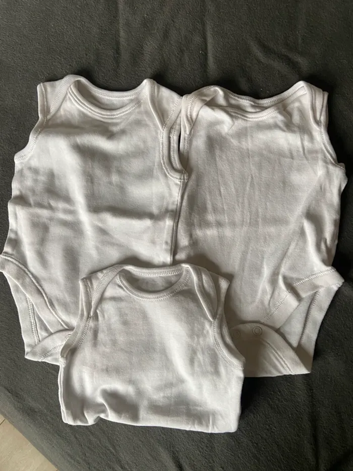 Lot bodies 1 mois - photo numéro 5