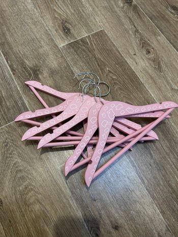 Lot 6 cintres enfant en bois rose