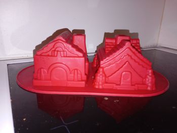Moule silicone pour faire 2 maisons de Noël de 10 x 12 cm environ
NEUF