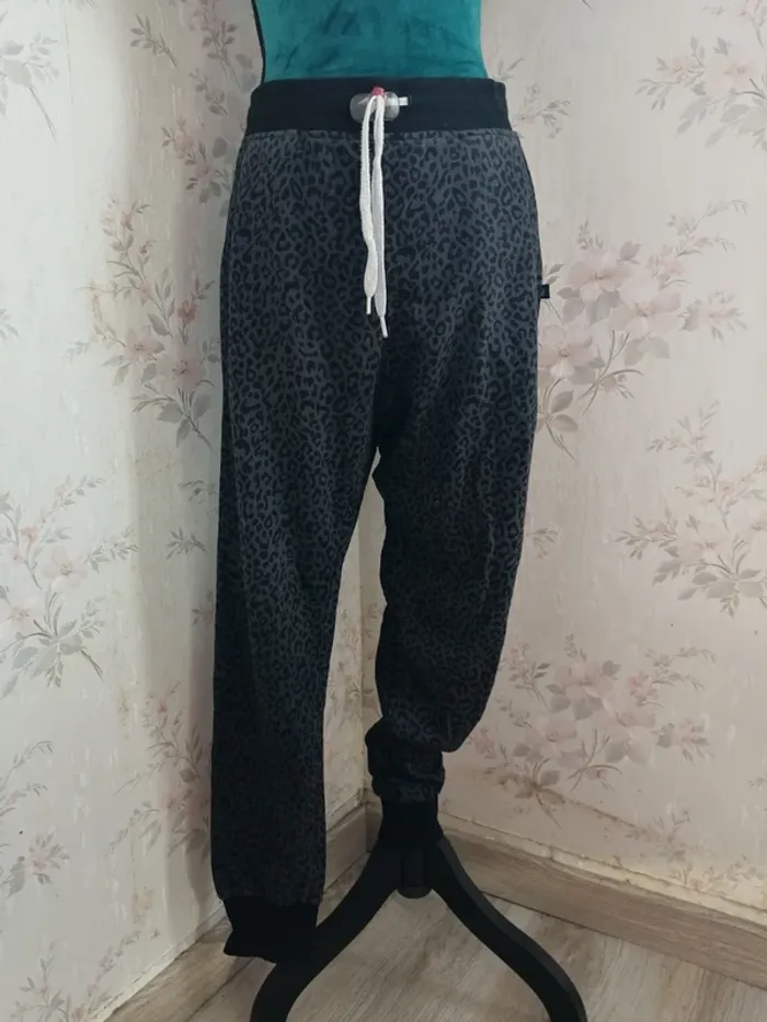 Pantalon jogging gris coupe loose à motifs léopard noir avec poches et lien  / sweet pants / (XS) - photo numéro 2