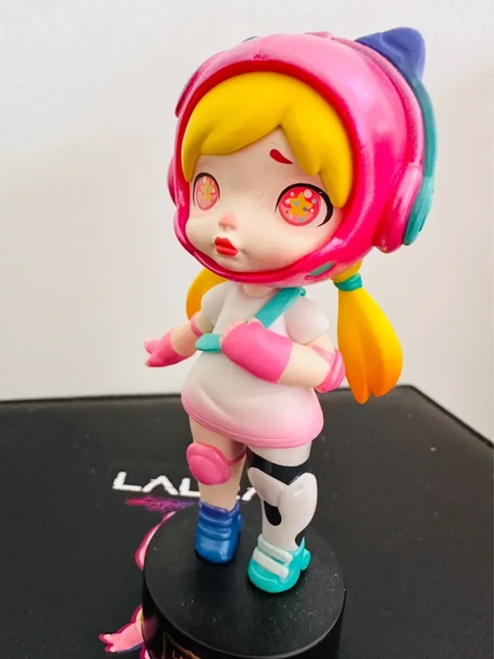 Vintage 2011 Figurine de collection Roller Skating Girl – Laura Cyberpunk (ToyCity) - photo numéro 4