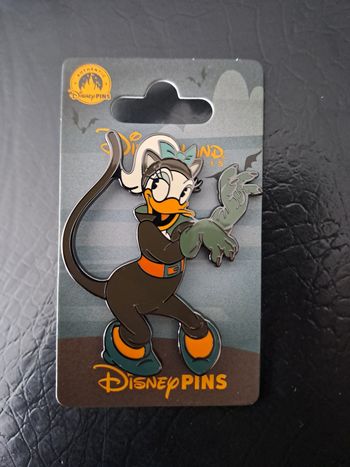 Pin's disney Daisy Halloween