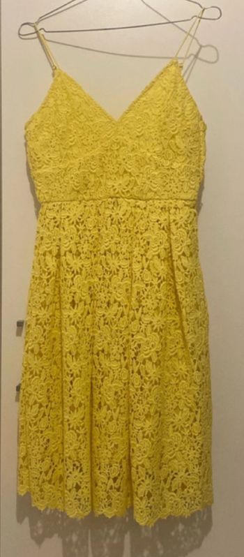 Robe jaune en dentelle