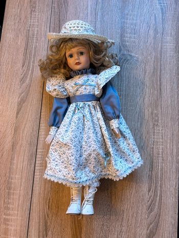 Poupée en porcelaine