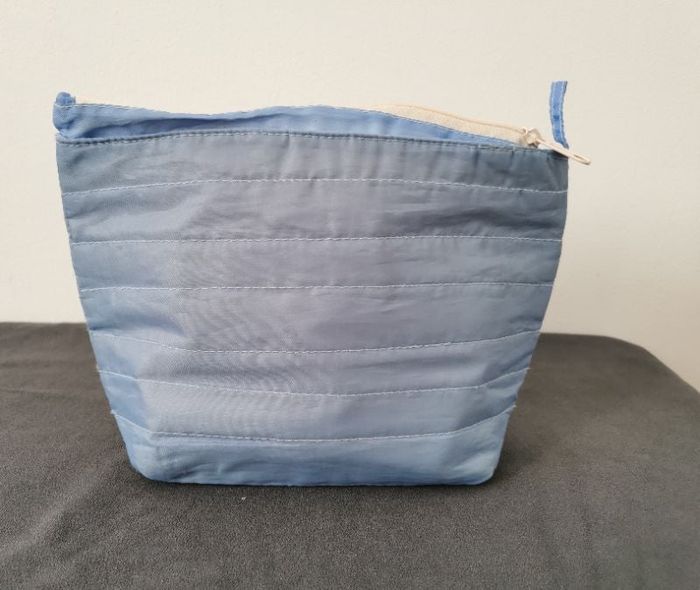 Trousse toilette bleu fermée par zip