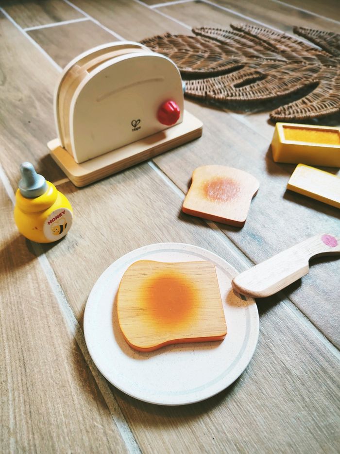 🍞Dinette grille pain avec accessoires et aliments petit déjeuner en bois marque Hape - photo numéro 2