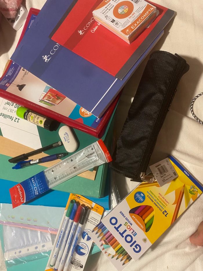 Lot fournitures scolaires