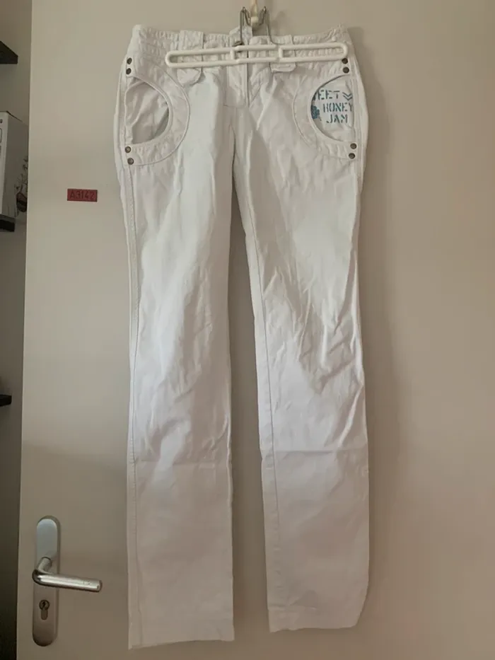 Pantalon en toile blanc.