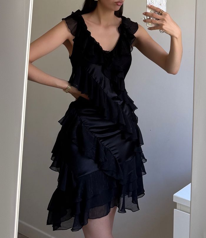 Robe moulante satinée à volants vintage noir