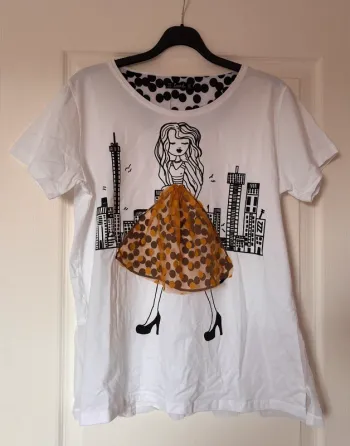T-shirt blanc avec motifs féminins noirs et tulle