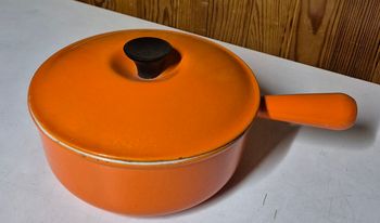 Ancien poelon caquelon en fonte émaillé orange le creuset 22cm
