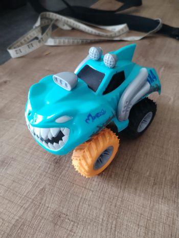 Grosse voiture requin