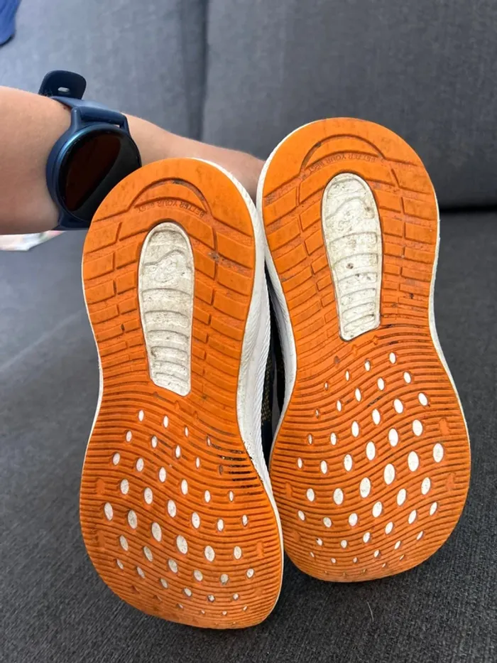 Chaussures de course à pied,basket de course à pied garçon, asics, taille 31,5 très bon état - photo numéro 4