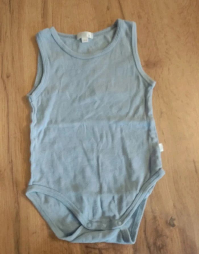 Lot de 2 bodies manches courtes 18 mois - Blanc et Bleu clair - Très bon état - photo numéro 2