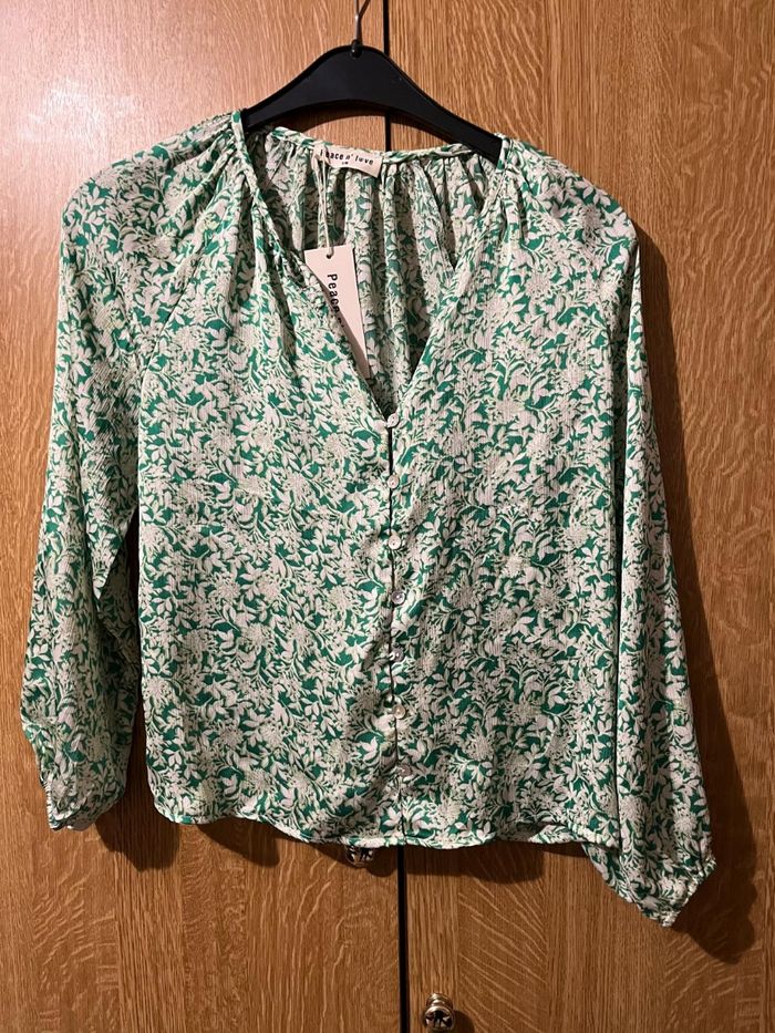 Chemise effet satiné verte et blanche fleurie