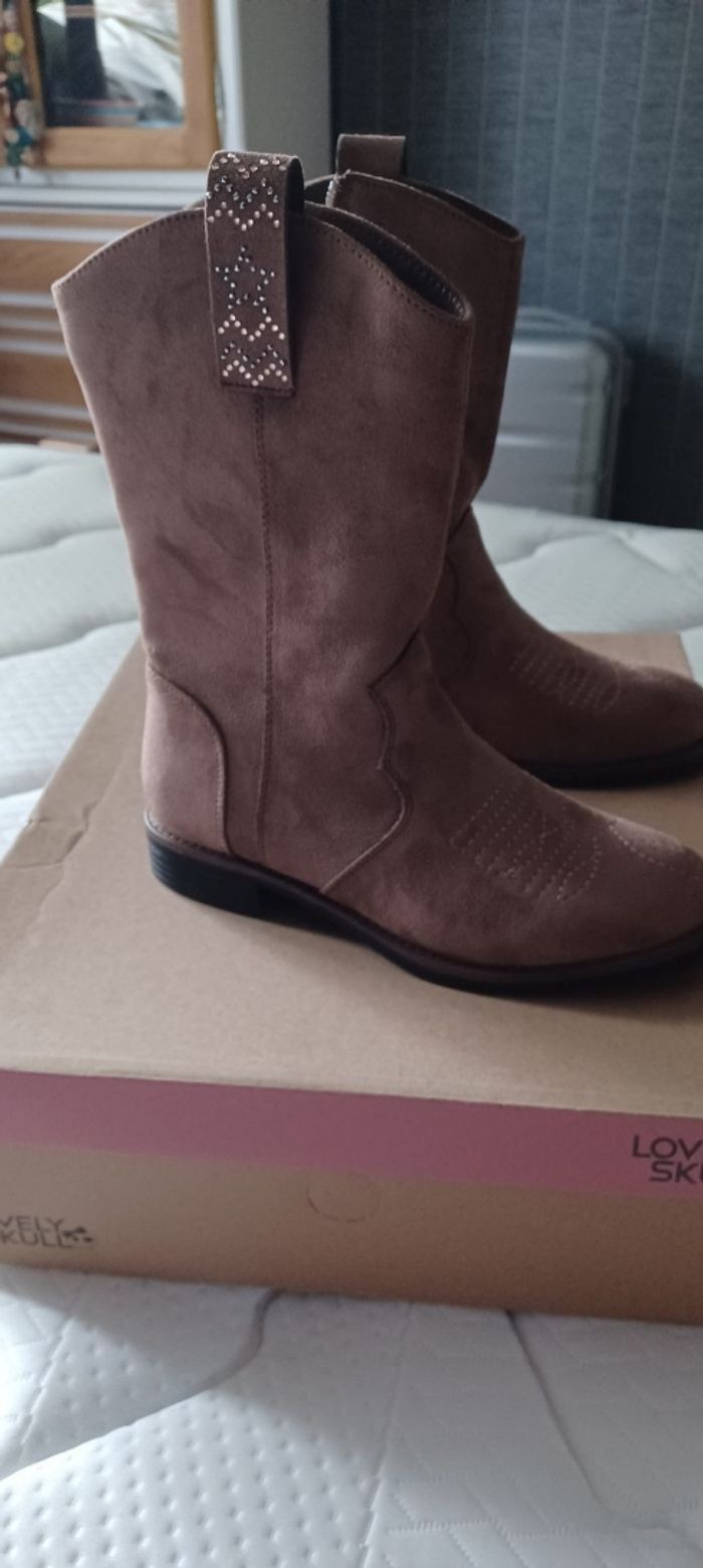 Très jolie mini bottes fille Pointure 32 - photo numéro 2