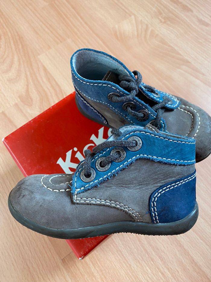 Jolie paire de chaussures/bottines Kickers T. 22 garçon