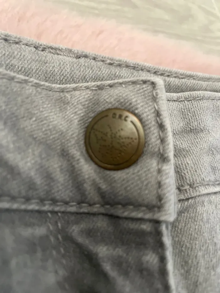 Jean gris avec motif sur la cuisse - photo numéro 4