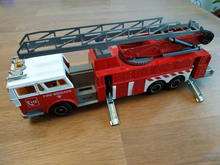 Camion pompier en métal 24,5 cm - photo numéro 3