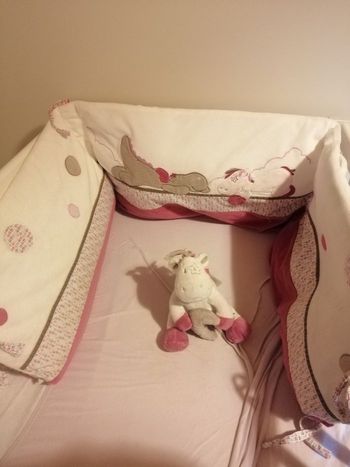 Tours de lit et peluche musicale