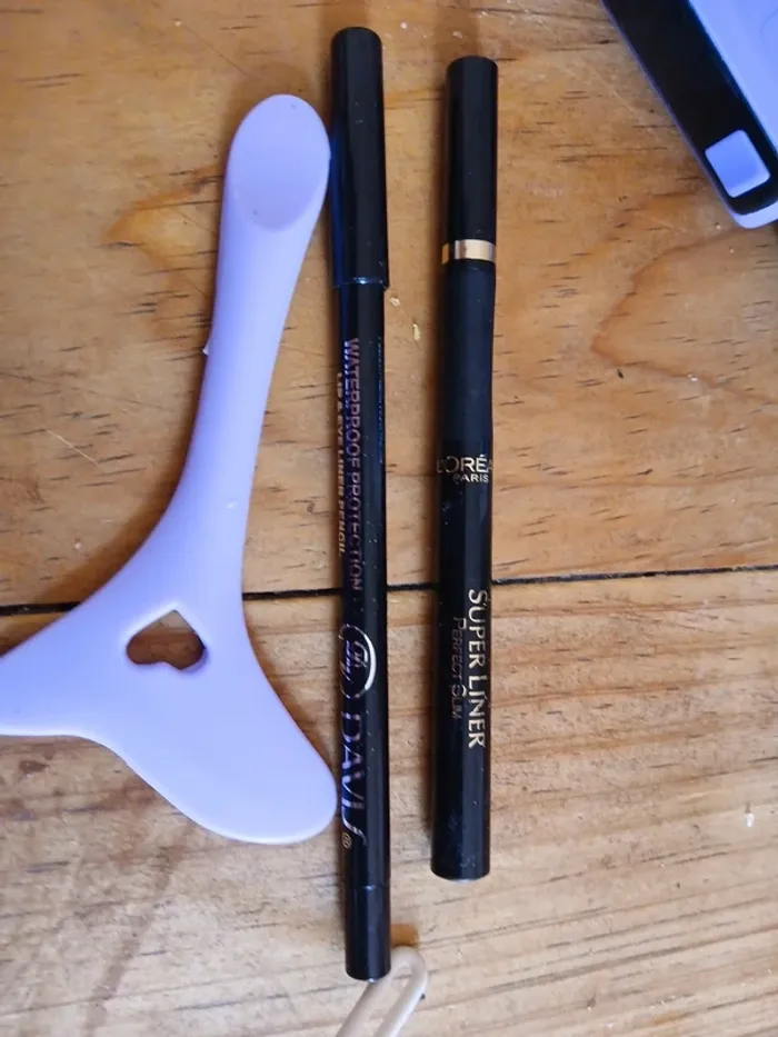 Petit accessoire de maquillage pour les yeux et 2 crayons on noir waterproof protection - photo numéro 3