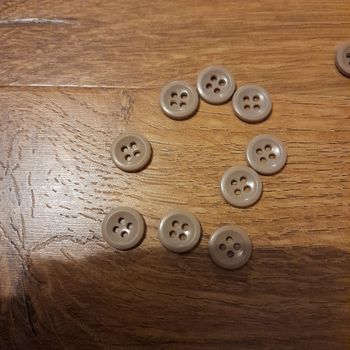 Lot de 9 petits boutons vintage gris