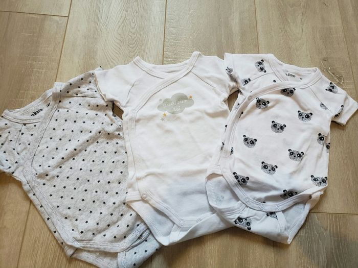 Lot bodies taille 6mois