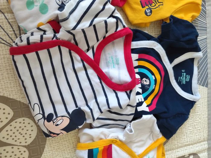 Lot de 5 bodies manches courtes mickey 3 mois - photo numéro 5