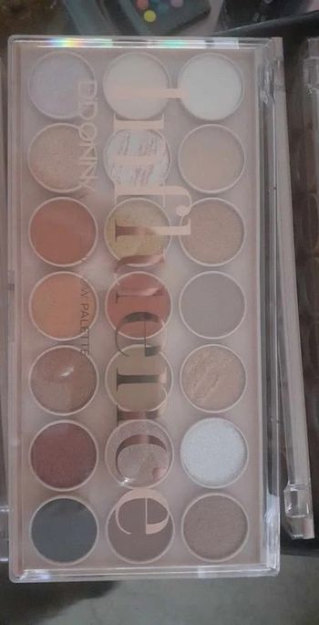 Palette compose de 21 fard a paupieres
