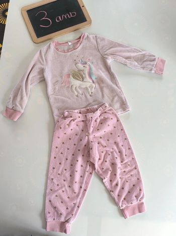 Pyjama licorne taille 3 ans en bon état