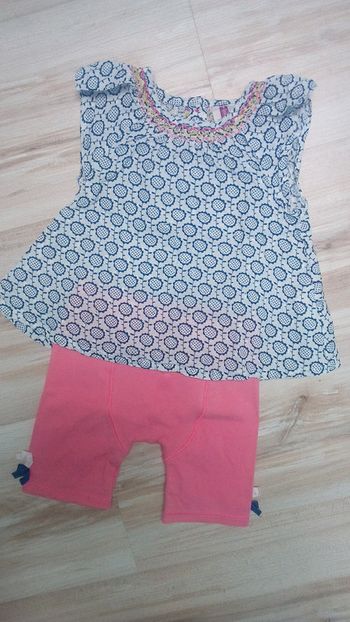 Ensemble blouse fleurs bleues et legging rose