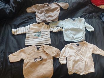 Énorme lot + de 80 vêtements, 1 mois,3 mois,6 et 9 mois
