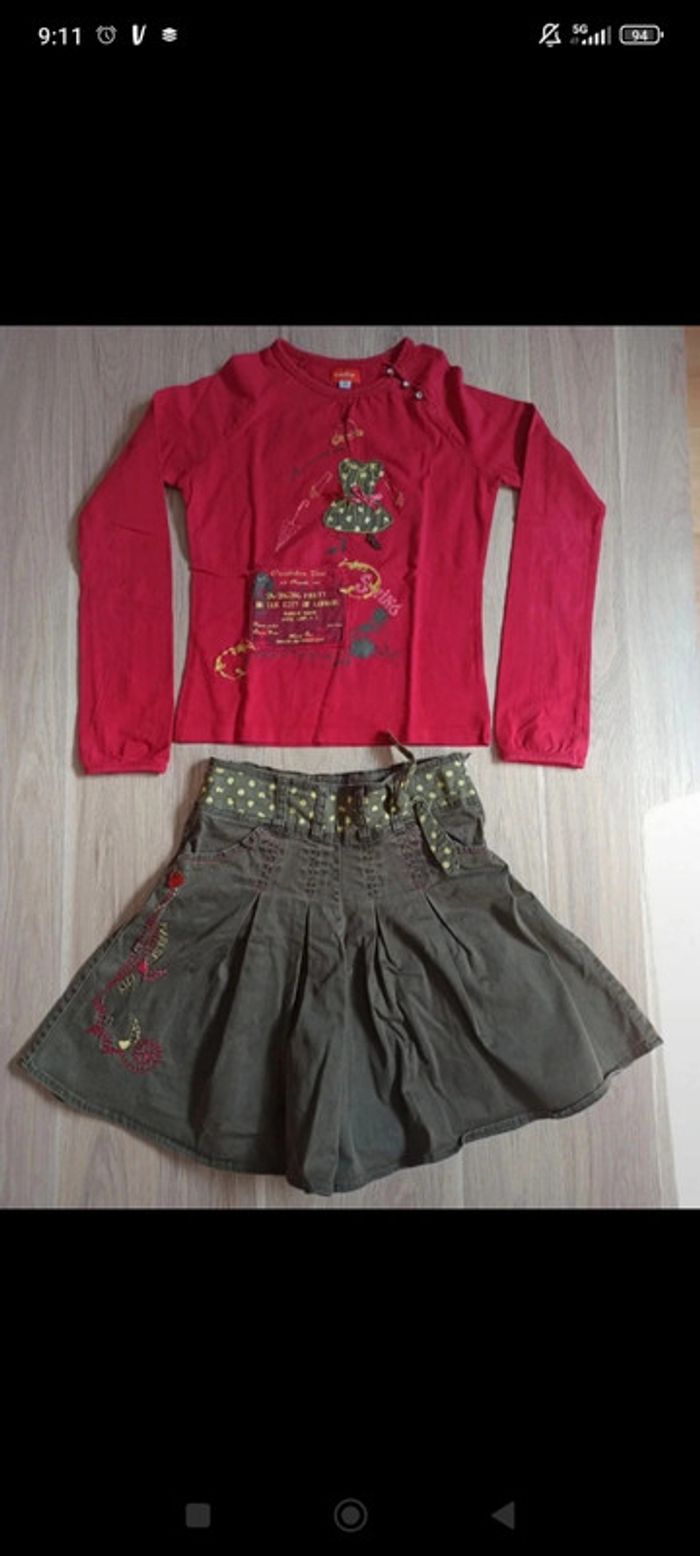 t-shirt rouge avec styliste et jupe plissée kaki broderie et breloques, jolis détails Marèse 10 ans - photo numéro 12